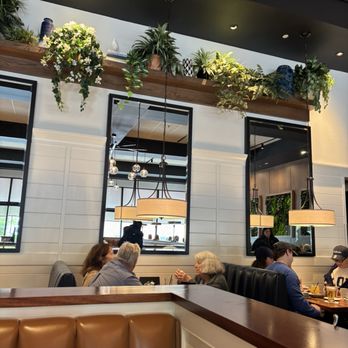 Burtons Grill & Bar - Dining area - New American Near Me - Hingham, Massachusetts Burtons Grill & Bar - Dining area - New American Near Me - Hingham, Massachusetts