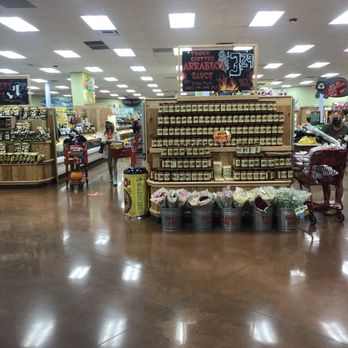 Trader Joe's - How empty it is during an evening of rain. - Grocery Near Me - Fort Lauderdale, Florida