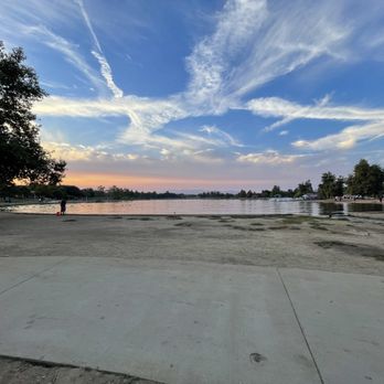 Lake Balboa/Anthony C. Beilenson Park - View of lake at sunset - Parks Near Me - Van Nuys, California Lake Balboa/Anthony C. Beilenson Park - View of lake at sunset - Parks Near Me - Van Nuys, California