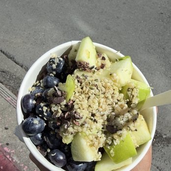 Main Squeeze - Dessert Bowl with blueberries and pears! - Juice Bars & Smoothies Near Me - Oakland, California