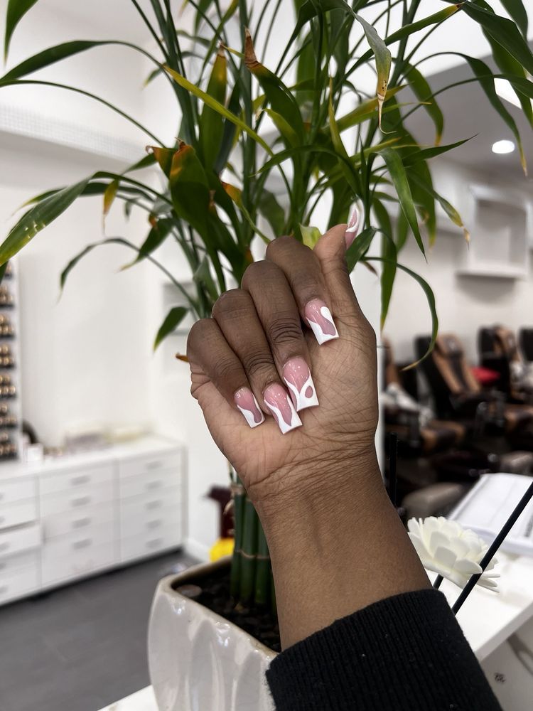 Polish Lounge Nails Spa Logo