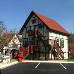 Scoop-De-Scoop Ice Cream Parlor - Cute little ice cream parlor!