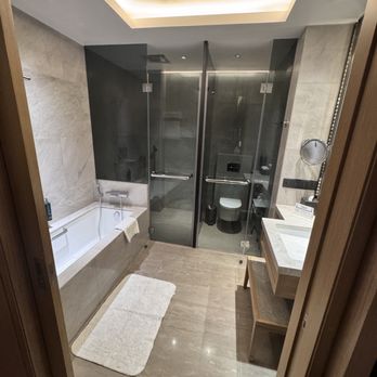 Hilton Manila - Bathroom - Hotels Near Me - Pasay, NCR