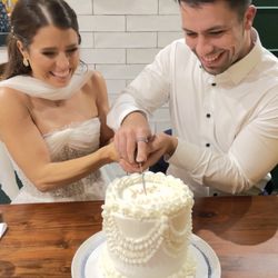 Black Flour - Couple cutting the wedding cake!!