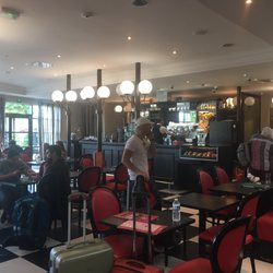 Le Restaurant du Faubourg - Dining area, there also an outdoor patio