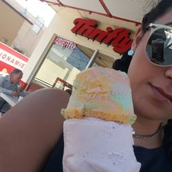 Thrifty Playas - Arcoiris es un helado de agua super fresco deli deli y platano con fresa me tiene super obsesionada