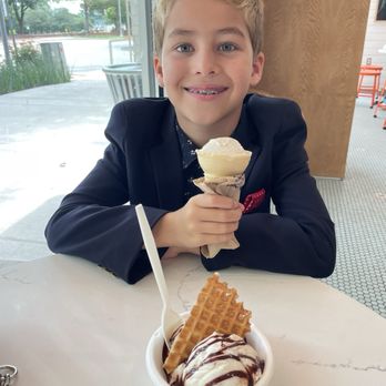 Jeni's Splendid Ice Creams - Honey Vanilla Bean and Vanilla with Chocolate fudge - Ice Cream & Frozen Yogurt Near Me - Austin, Texas Jeni's Splendid Ice Creams - Honey Vanilla Bean and Vanilla with Chocolate fudge - Ice Cream & Frozen Yogurt Near Me - Austin, Texas