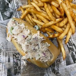 1903 Taphouse - Lobster roll with french fries