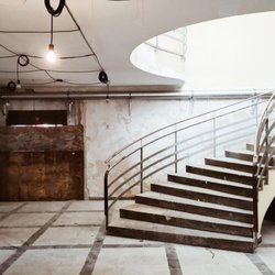Café Roland - Nachkriegsarchitektur Denkmalgeschützt. Ehemals eine Gewerbeschule heute ein Ort für Design und Kultur.
