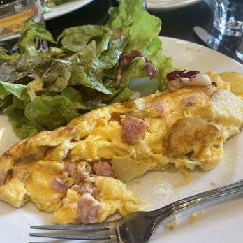 Le Lutèce - Omelette super mixte with French salad (de rigeur!) - French Near Me - Paris, 75