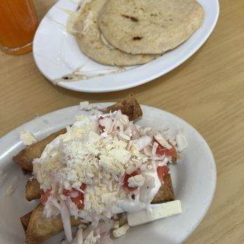 Juanita's Restaurant - Pupusas de queso y taquitos de pollo - Salvadoran Near Me - Union City, New Jersey Juanita's Restaurant - Pupusas de queso y taquitos de pollo - Salvadoran Near Me - Union City, New Jersey