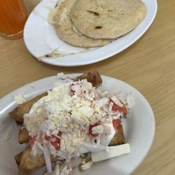 Juanita's Restaurant - Pupusas de queso y taquitos de pollo
