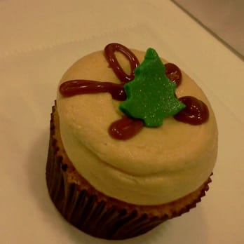 Georgetown Cupcake - Christmas salted caramel - Cupcakes Near Me - Washington, DC, District of Columbia