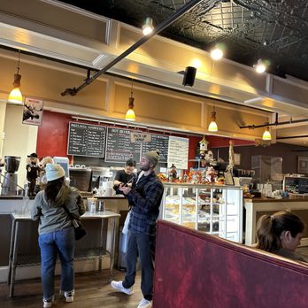 Kiskadee Coffee Company - customers at the counter - Coffee & Tea Near Me - Plymouth, Massachusetts Kiskadee Coffee Company - customers at the counter - Coffee & Tea Near Me - Plymouth, Massachusetts