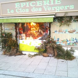 Le Clos des Vergers - Ça, c'est la devanture de l'épicerie de St Enogat (Dinard) décorée par toute la famille de ce couple d'épiciers formidables.