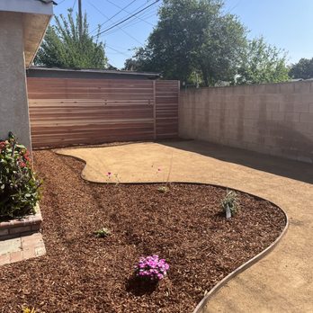 Green Grass Landscaping - Beautiful privacy fence - Landscaping Near Me Green Grass Landscaping - Beautiful privacy fence - Landscaping Near Me