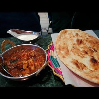 Restaurant Makkah - Chicken Mint Karahi Boneless with Afghan Naan Bread and some Yogurt sauce - Indian Near Me - Montreal, Quebec Restaurant Makkah - Chicken Mint Karahi Boneless with Afghan Naan Bread and some Yogurt sauce - Indian Near Me - Montreal, Quebec