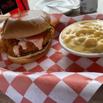 Red Light Chicken - Spicy tender chicken sandwich and Mac and cheese - American Near Me - Tulsa, Oklahoma
