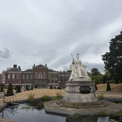 Kensington Gardens - Queen Victoria statue Kensington Palace