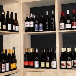 L'Angevigne - La cave à vin vous pouvez acheter une bouteille de vin et profiter de conseils de professionnels