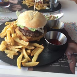 Beers - Hausburger mit Fetacreme, Homus und Bulgursalat