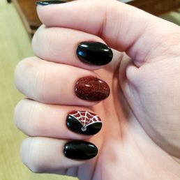 LOVE these black and sparkly red nails for a Halloween wedding LOVE these black and sparkly red nails for a Halloween wedding