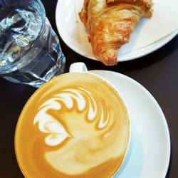 RS28 - Flat white og marcipan-croissant