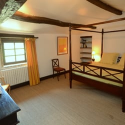 Chateau de Chasselas - Le gite: la chambre jaune
