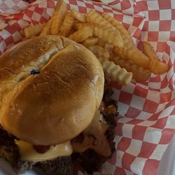 The Garage Food & Drinks - Bacon cheeseburger