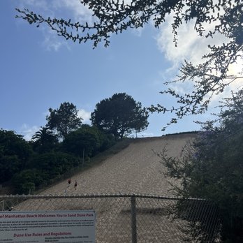 Sand Dune Park - Entrance parking - Parks Near Me - Manhattan Beach, California Sand Dune Park - Entrance parking - Parks Near Me - Manhattan Beach, California
