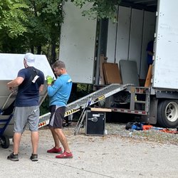 Pristine Movers of TN - Pristine Movers unloading our U-Pack ABF trailer.