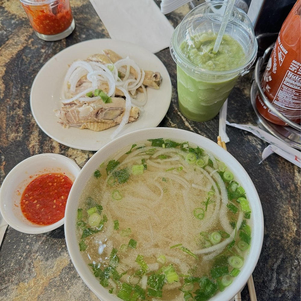 Fresh noodles w/ chicken thigh & mung bean/pennyworth drink Fresh noodles w/ chicken thigh & mung bean/pennyworth drink
