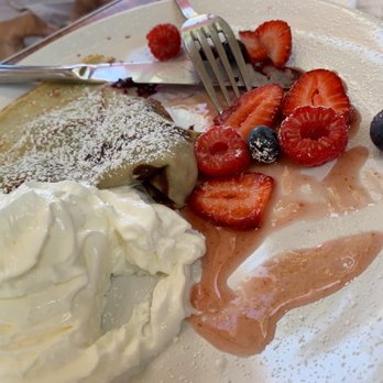 Le Coffee Shop - Crepe with berries - Breakfast & Brunch Near Me - Temecula, California