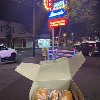 Leonard's Bakery - Bakeries Near Me - Honolulu, Hawaii
