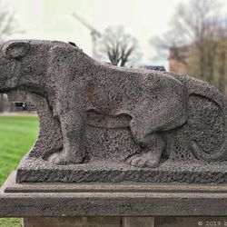 Schloss Bergedorf - Skulptur vor dem Schloß (06/2019)