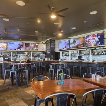 Lulu's Waikiki - Bar area at 11 AM on a Tuesday - Burgers Near Me - Honolulu, Hawaii