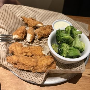 Cheddar's Scratch Kitchen - Kids Chicken Tenders with broccoli - American Near Me - Jacksonville, Florida