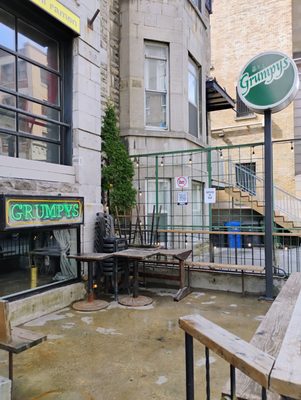 Grumpys Bar by null