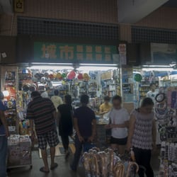 城市文具報社 - 其實城市真係幾多人，等左好耐都等唔到d人散場比我影相。