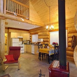 Green Acres Lakeside Cottage Resort - Chalet Dining Area