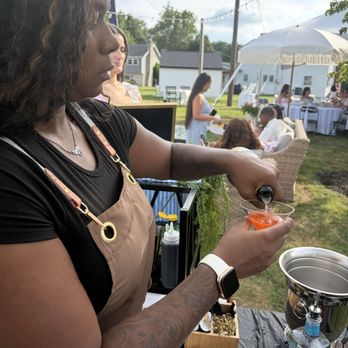Pretty & Pour Mobile Bar - Bartenders Near Me Pretty & Pour Mobile Bar - Bartenders Near Me