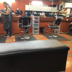 Genesis Dominican Doobie Salon - Spacious salon