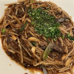 Sauteed fresh eel with garlic and scallions
