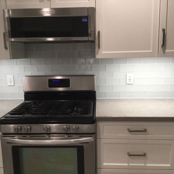 Perimeter Tile Design - Glass tile backsplash in kitchen. - Tiling Near Me