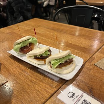 Ippudo Berkeley - Steamed pork bun x2 (right), steamed veggie bun (left) - Ramen Near Me - Berkeley, California