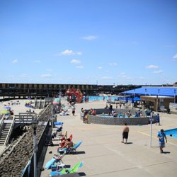 Silver Gull Beach Club - Silver Gull Beach Club offers family-friendly amenities such as a kiddie pool with a water feature and a family pool with a water slide.