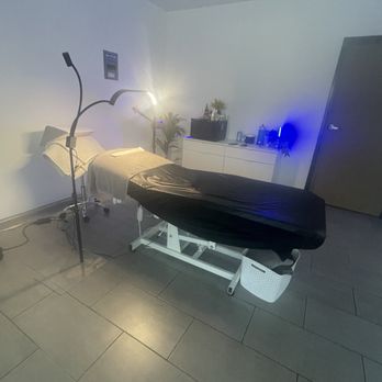 Klean Aesthetic - Adjusting table and service area - Estheticians Near Me - Lomita, California Klean Aesthetic - Adjusting table and service area - Estheticians Near Me - Lomita, California