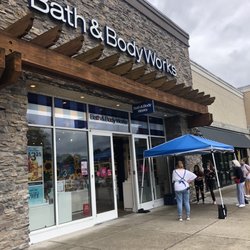 Great set up for customers waiting to come in. Bath and body works did a great job of ensuring there were less than 20 people in the store