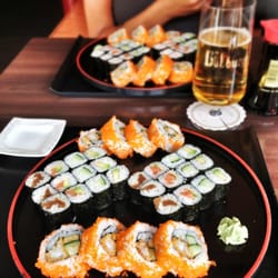 Sakura - Die in meinem Beitrag erwähnten 'Aki-Maki' mit panierter Garnele und eine Auswahl diverser Makis (Avocado-Lachs, Gurke, etc)