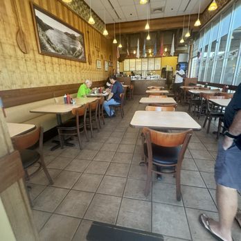 Aiea Pancake House - Yes!  Lots of tables available at 8 am - Breakfast & Brunch Near Me - Aiea, Hawaii